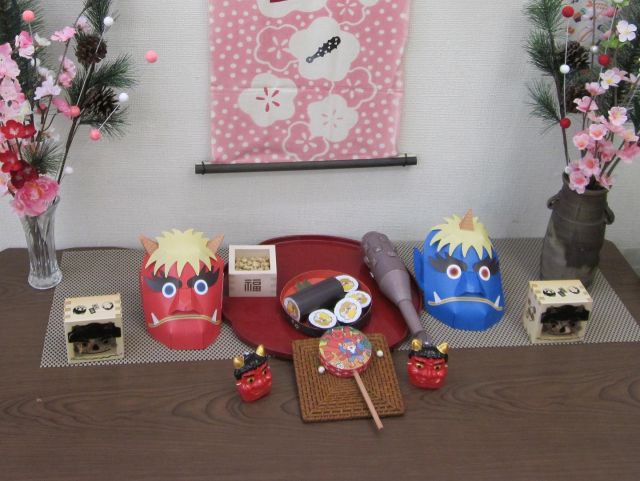 こんにちは☁️
ユースステーション兵庫です。

さて、ユース兵庫のギャラリー変わりました。
テーマは、【節分】
鬼面や、豆や恵方巻きを置いてみました。

2月3日（金）来てくれた方に豆をプレゼントします！！
待ってます！！

#ユースステーション兵庫#兵庫#兵庫区#神戸#湊川公園#中高生の居場所#学習スペース#冬#ボードゲーム#受験生応援#受験#展示#ペーパークラフト#節分#hyogo#papercraft #kobe#winter