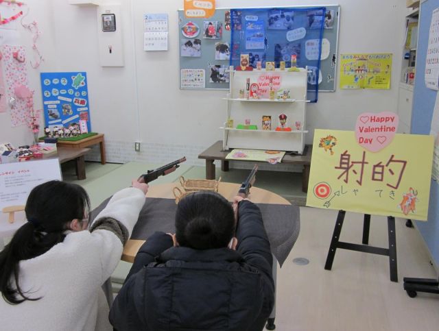 こんにちは☀️
ユースステーション兵庫です。

さて、2/11（土）バレンタインイベントを
行いました。

色んなチョコレートを並べ
バレンタインのチョコを自分で獲得しました。

笑顔がたくさん見れました！！
参加してくれてありがとう！！

#ユースステーション兵庫#兵庫#兵庫区#神戸#湊川公園#中高生の居場所#学習スペース#冬#ボードゲーム#バレンタイン#チョコレート#的当て#受験生応援#受験#hyogo#Valentine#kobe